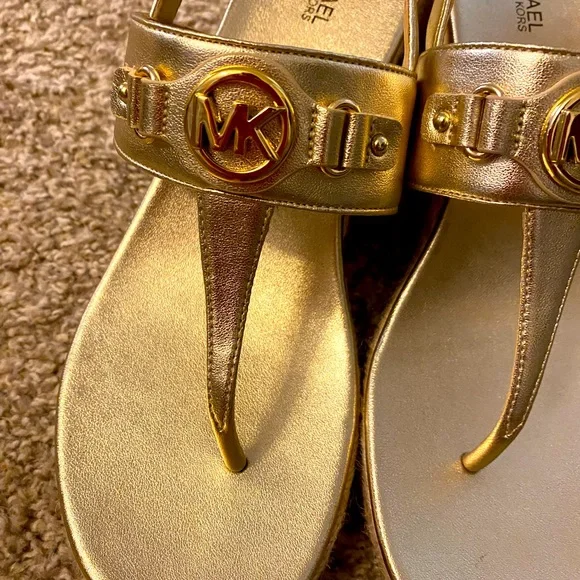 Michael Kors gold wedges size 8 like new - Picture 4 of 5